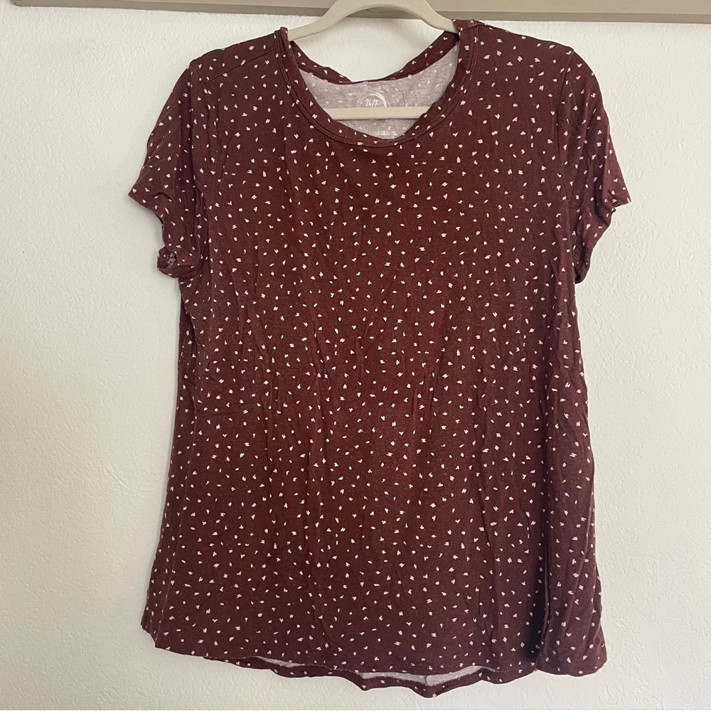 Maurices Burgundy Short Sleeve Tee with Dots